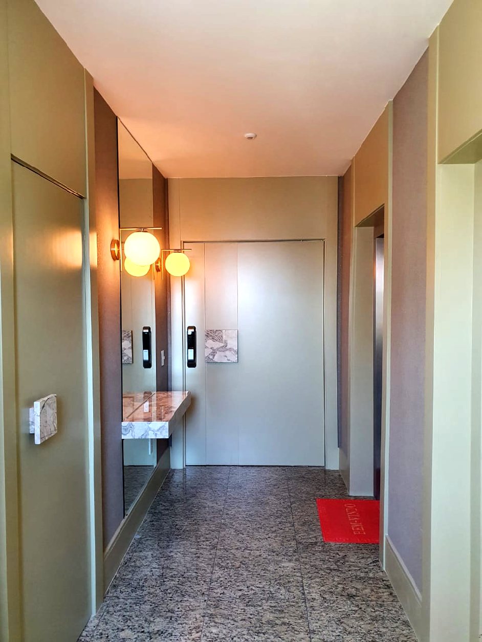 Porta laqueada em hall de entrada